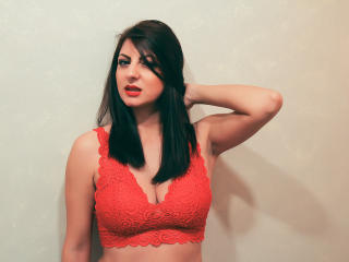 매우 야한 라이브 웹캠 쇼를 하는 EllaVixen의 섹시한 프로파일 포토!